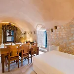 Arapakis Historic Castle Aparthotel Pírgos Dhiroú