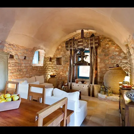 Arapakis Historic Castle Pyrgos Dirou