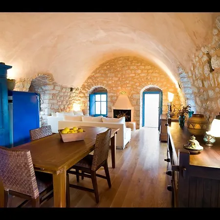 Arapakis Historic Castle Pyrgos Dirou