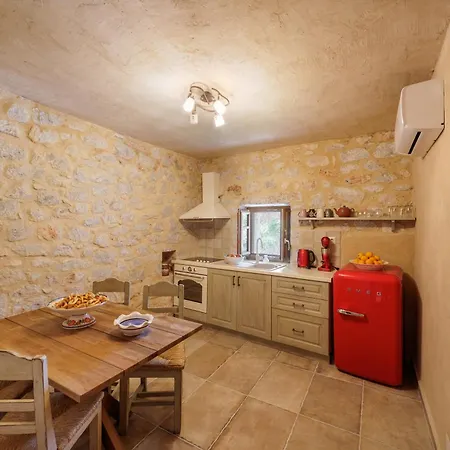 Arapakis Historic Castle Aparthotel 4*