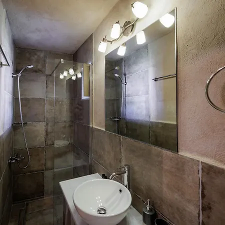 Arapakis Historic Castle Pírgos Dhiroú