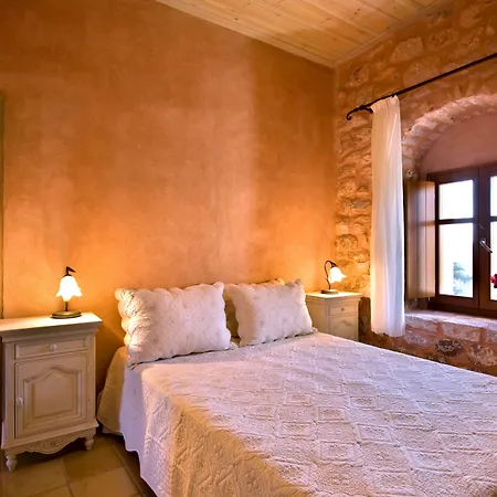 Arapakis Historic Castle 4* Pírgos Dhiroú