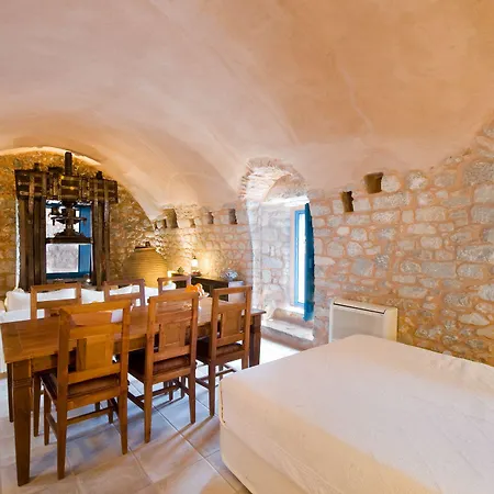 Arapakis Historic Castle Apart Otel Pírgos Dhiroú