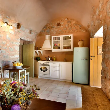 Arapakis Historic Castle מלון דירות 4*
