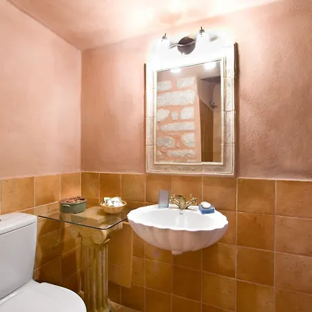 Arapakis Historic Castle Pírgos Dhiroú