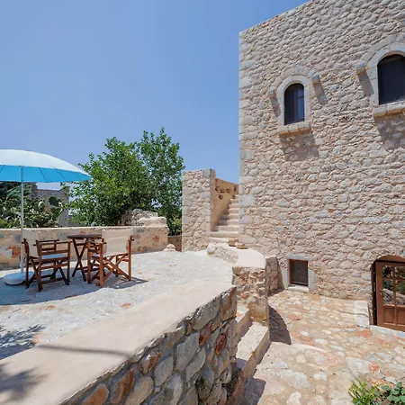 Arapakis Historic Castle 4* Pírgos Dhiroú