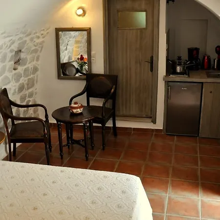 Arapakis Historic Castle Pírgos Dhiroú