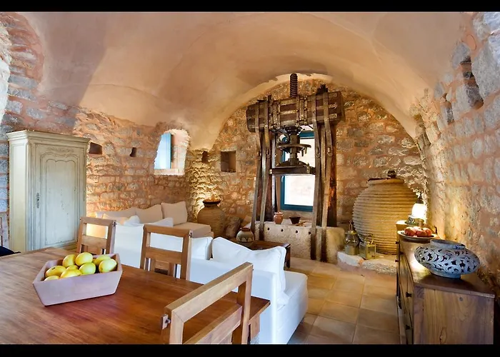 Arapakis Historic Castle Pírgos Dhiroú