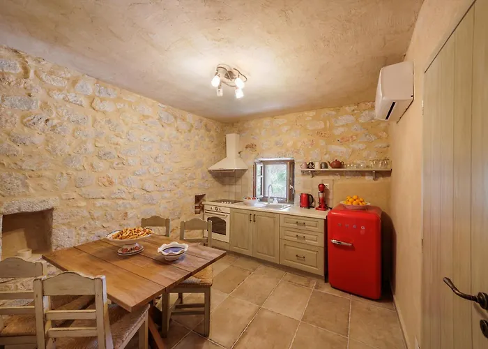 Arapakis Historic Castle מלון דירות 4*