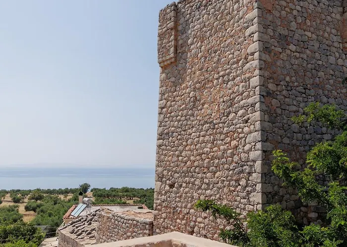 Arapakis Historic Castle 4* Pírgos Dhiroú