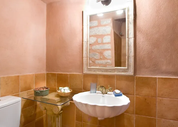 Arapakis Historic Castle Pírgos Dhiroú