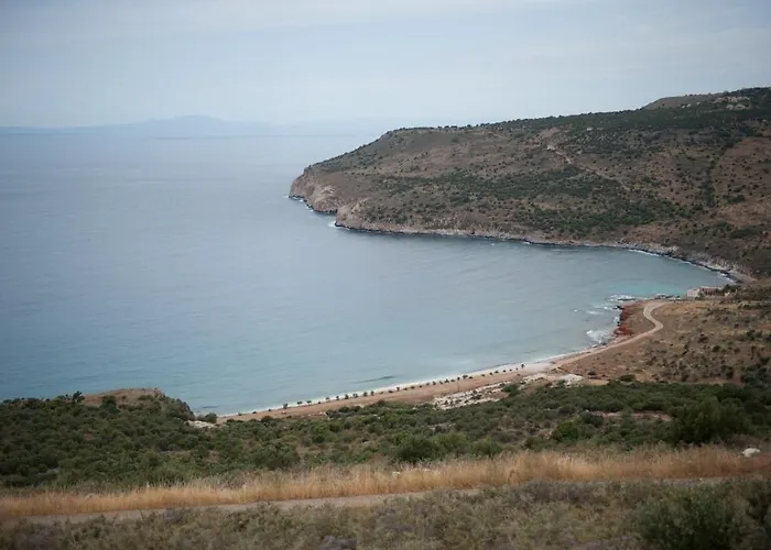 Arapakis Historic Castle Pírgos Dhiroú