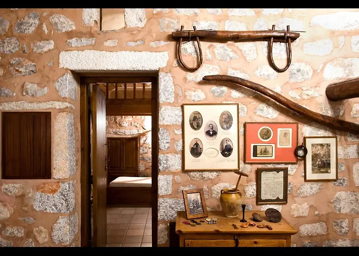 מלון דירות Arapakis Historic Castle 4*